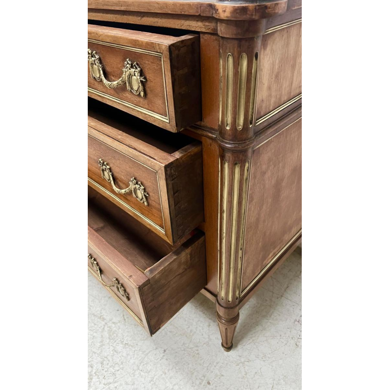 Mahoniehouten commode in Lodewijk XVI-stijl, met afgeronde staanders en drie laden aan de voorzijde, midden 19e eeuw.