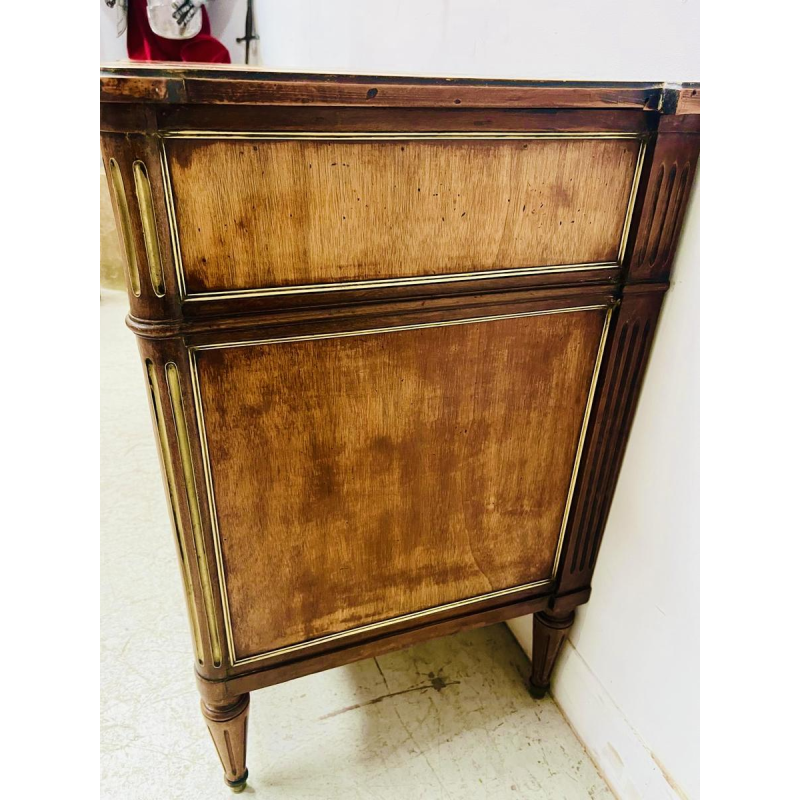 Mahoniehouten commode in Lodewijk XVI-stijl, met afgeronde staanders en drie laden aan de voorzijde, midden 19e eeuw.