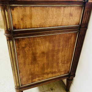 Commode Louis XVI en acajou, montant arrondis, trois tiroirs en façade, milieu XIXe siècle