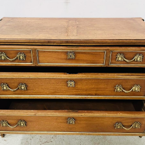 Commode Louis XVI en acajou, montant arrondis, trois tiroirs en façade, milieu XIXe siècle