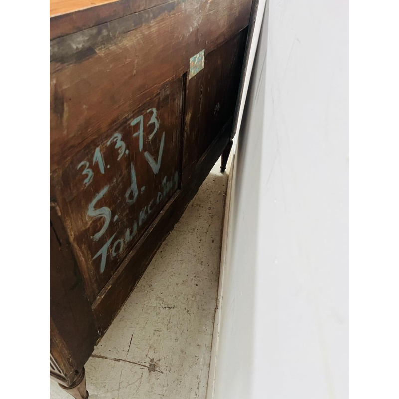 Mahoniehouten commode in Lodewijk XVI-stijl, met afgeronde staanders en drie laden aan de voorzijde, midden 19e eeuw.