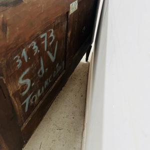 Mahoniehouten commode in Lodewijk XVI-stijl, met afgeronde staanders en drie laden aan de voorzijde, midden 19e eeuw.