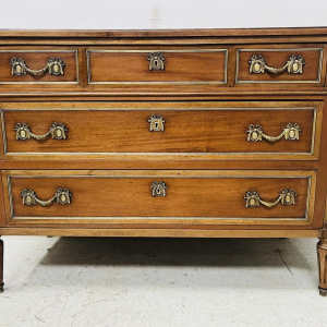 Commode Louis XVI en acajou, montant arrondis, trois tiroirs en façade, milieu XIXe siècle