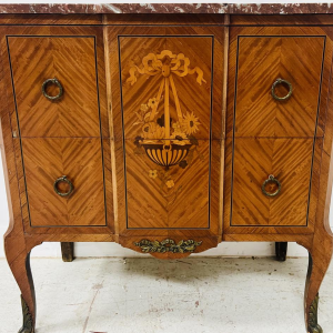 Commode met centrale uitbouw in de overgangsstijl van Lodewijk XV naar Lodewijk XVI – begin 20e eeuw