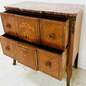 Commode à ressaut central de style transition Louis XV / Louis XVI – début du XXᵉ siècle