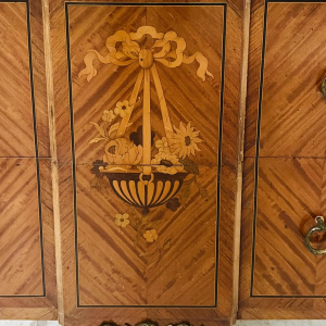 Commode met centrale uitbouw in de overgangsstijl van Lodewijk XV naar Lodewijk XVI – begin 20e eeuw