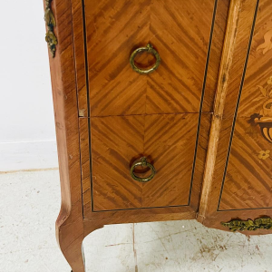 Commode à ressaut central de style transition Louis XV / Louis XVI – début du XXᵉ siècle