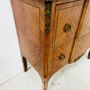 Commode à ressaut central de style transition Louis XV / Louis XVI – début du XXᵉ siècle