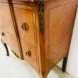 Commode à ressaut central de style transition Louis XV / Louis XVI – début du XXᵉ siècle