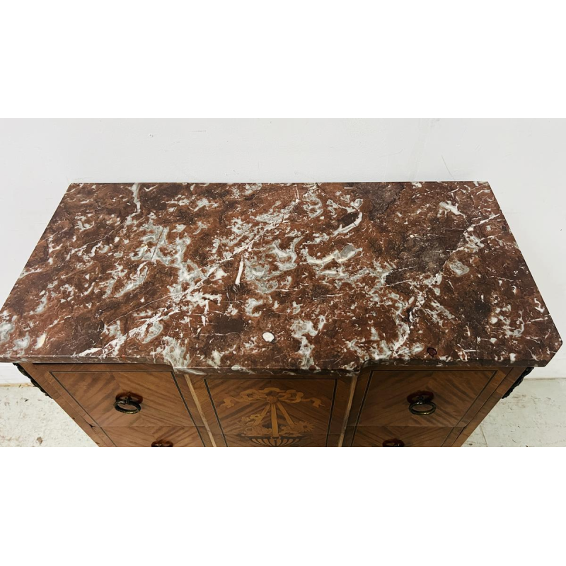 Commode met centrale uitbouw in de overgangsstijl van Lodewijk XV naar Lodewijk XVI – begin 20e eeuw