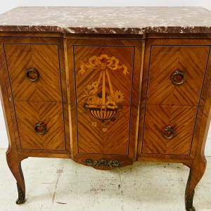 Commode met centrale uitbouw in de overgangsstijl van Lodewijk XV naar Lodewijk XVI – begin 20e eeuw