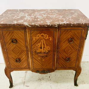 Commode with central projection in the transitional Louis XV/Louis XVI style – early 20th century
