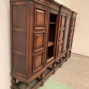 Boekenkast in renaissancestijl van massief eikenhout – 20e eeuw