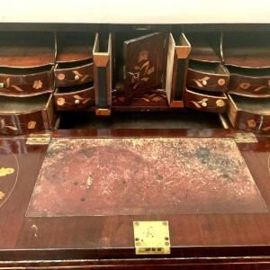 Commode scriban en marqueterie hollandaise – XVIIIᵉ siècle