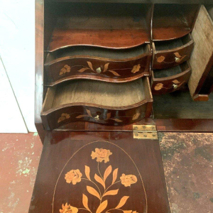 Scriban chest of drawers in Dutch marquetry – 18th century