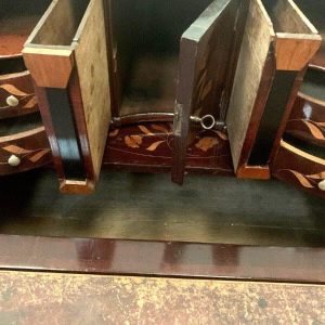 Commode scriban en marqueterie hollandaise – XVIIIᵉ siècle