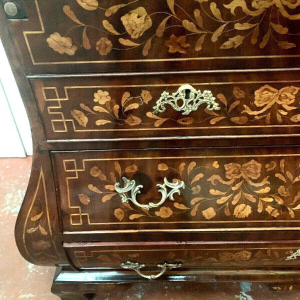 Commode scriban en marqueterie hollandaise – XVIIIᵉ siècle