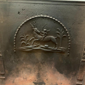 Plaque de fond de cheminée en fonte "Angelot et Renne" – XIXᵉ siècle