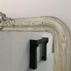 Miroir de style Louis XV en bois et stuc patiné – XIXᵉ siècle