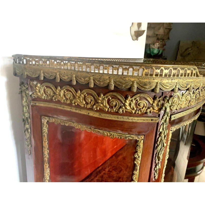 Vitrine Napoléon III galbée en acajou et bronze ciselé – XXᵉ siècle