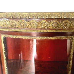 Napoleon III curved display cabinet in mahogany and chased bronze – 20th century