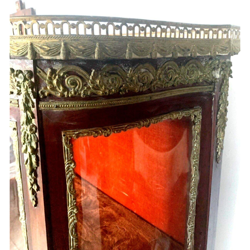 Vitrine Napoléon III galbée en acajou et bronze ciselé – XXᵉ siècle