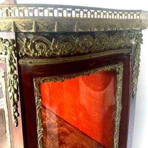 Vitrine Napoléon III galbée en acajou et bronze ciselé – XXᵉ siècle