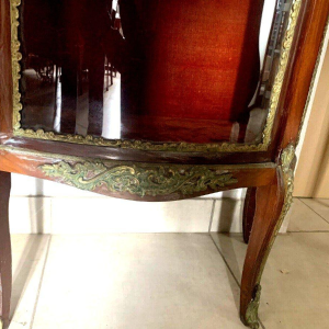 Vitrine Napoléon III galbée en acajou et bronze ciselé – XXᵉ siècle