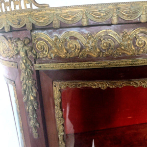 Vitrine Napoléon III galbée en acajou et bronze ciselé – XXᵉ siècle