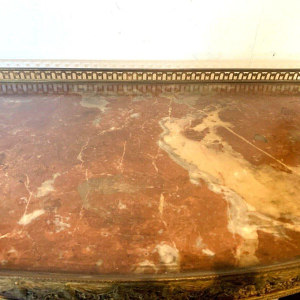 Vitrine Napoléon III galbée en acajou et bronze ciselé – XXᵉ siècle