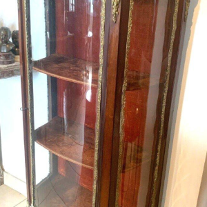 Vitrine Napoléon III galbée en acajou et bronze ciselé – XXᵉ siècle