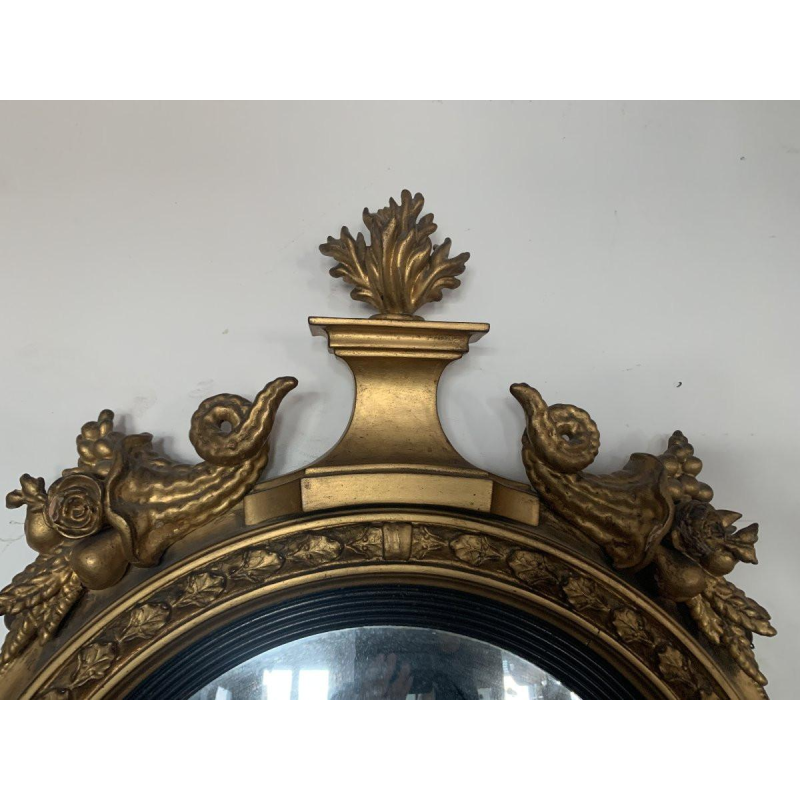 Heksenspiegel met gebeeldhouwd en verguld houten fronton – 19e eeuw