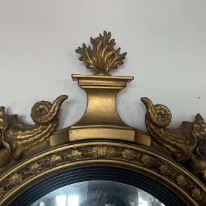 Miroir sorcière à fronton en bois sculpté et doré – XIXᵉ siècle