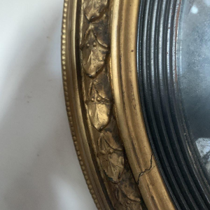 Miroir sorcière à fronton en bois sculpté et doré – XIXᵉ siècle