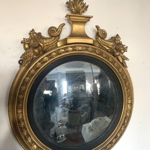 Heksenspiegel met gebeeldhouwd en verguld houten fronton – 19e eeuw