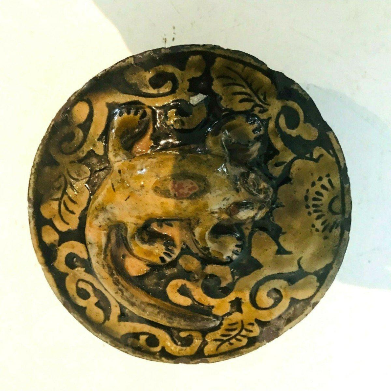 Vaas met deksel van gebarsten aardewerk, versierd met chinoiserie-figuren, een paard en een salamander – 19e eeuw