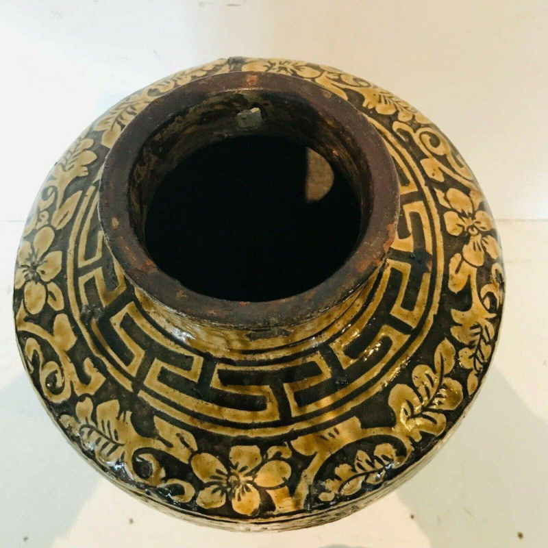 Vase couvert en faïence craquelée, décor chinoisant de personnages, cheval et salamandre – XIXᵉ siècle