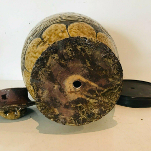 Vaas met deksel van gebarsten aardewerk, versierd met chinoiserie-figuren, een paard en een salamander – 19e eeuw