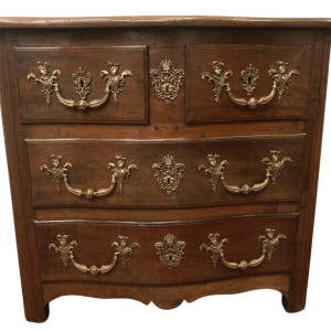 Commode provinciale à façade galbée, noyer massif – XVIIIᵉ siècle