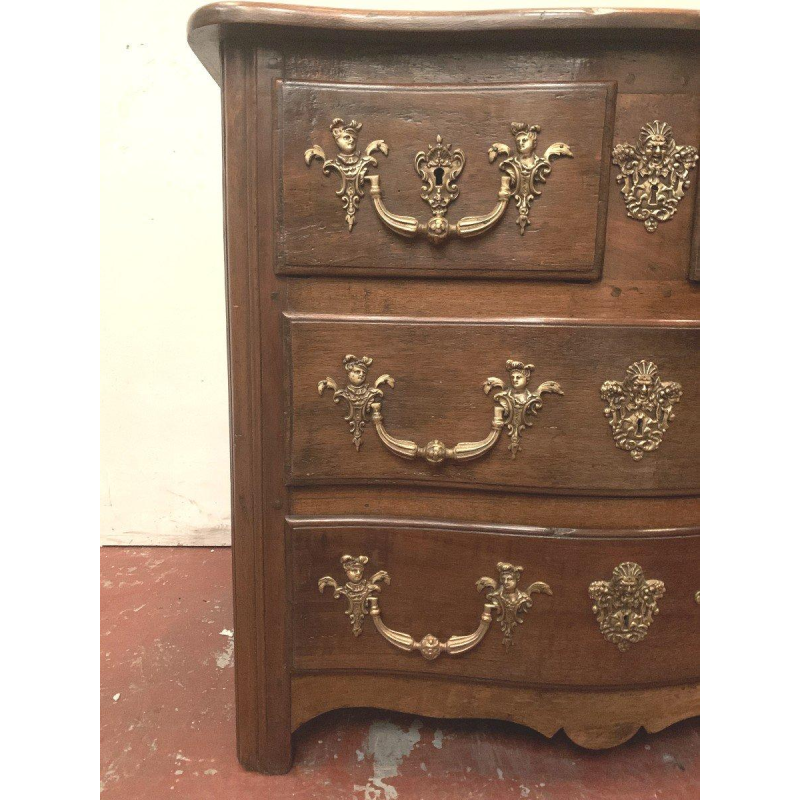 Commode provinciale à façade galbée, noyer massif – XVIIIᵉ siècle