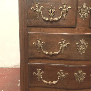 Provinciale commode met gebogen voorkant, massief walnotenhout – 18e eeuw