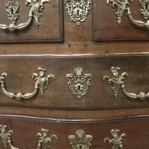 Commode provinciale à façade galbée, noyer massif – XVIIIᵉ siècle