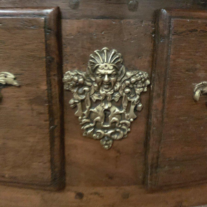 Commode provinciale à façade galbée, noyer massif – XVIIIᵉ siècle