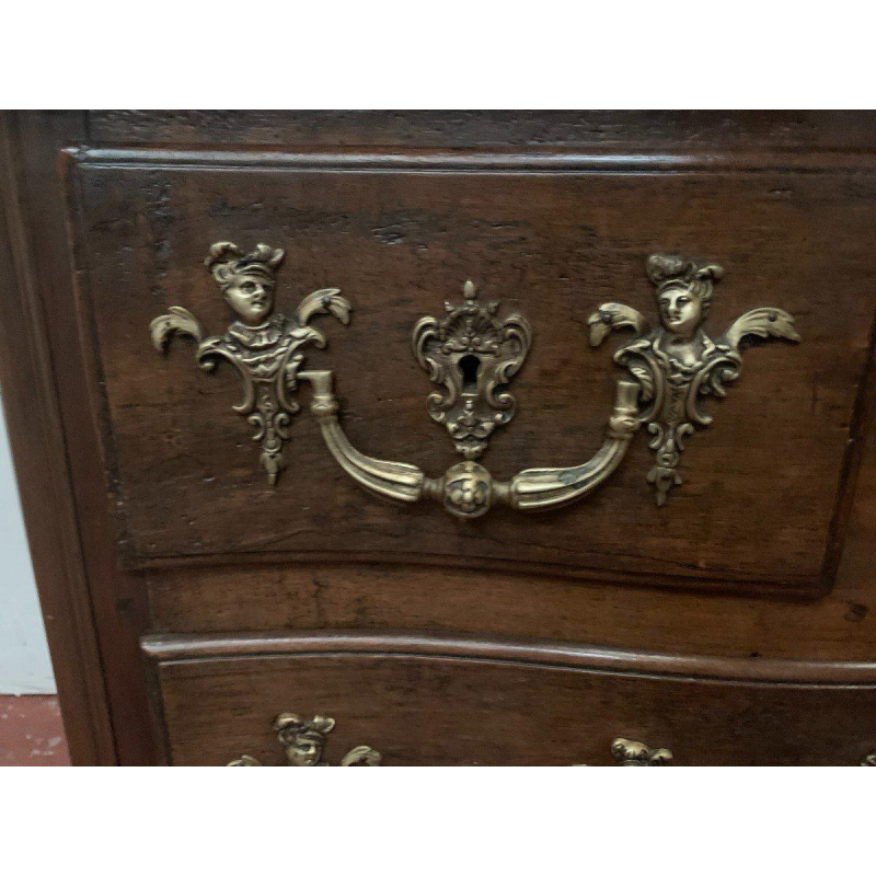 Commode provinciale à façade galbée, noyer massif – XVIIIᵉ siècle