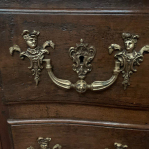 Commode provinciale à façade galbée, noyer massif – XVIIIᵉ siècle