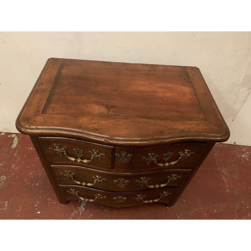 Commode provinciale à façade galbée, noyer massif – XVIIIᵉ siècle
