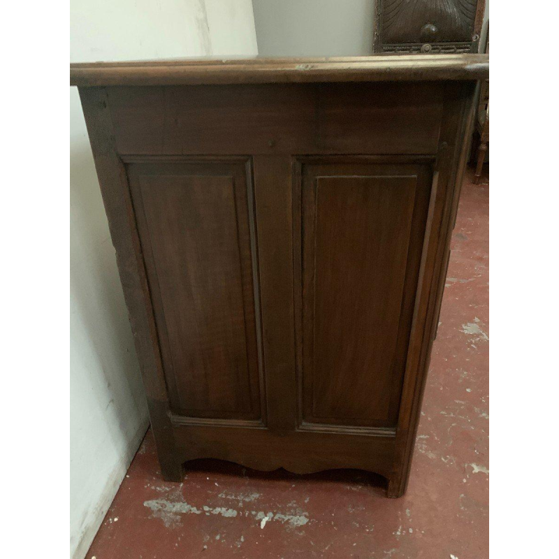 Commode provinciale à façade galbée, noyer massif – XVIIIᵉ siècle