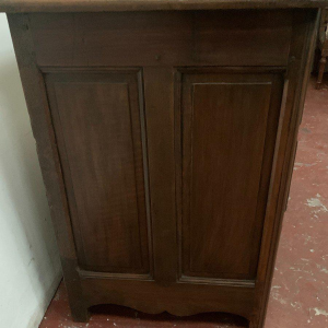 Provinciale commode met gebogen voorkant, massief walnotenhout – 18e eeuw