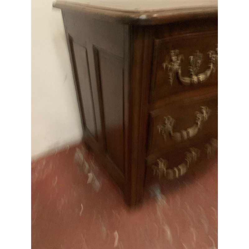 Commode provinciale à façade galbée, noyer massif – XVIIIᵉ siècle