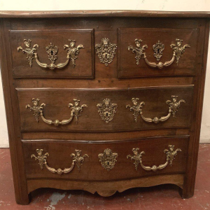 Provinciale commode met gebogen voorkant, massief walnotenhout – 18e eeuw